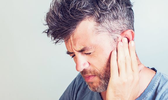 Ako si uľaviť pri zápale stredného ucha