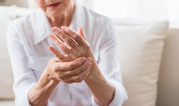 Bolesť  kĺbov v rukách a kolenách:  Prejavy a príznaky reumy